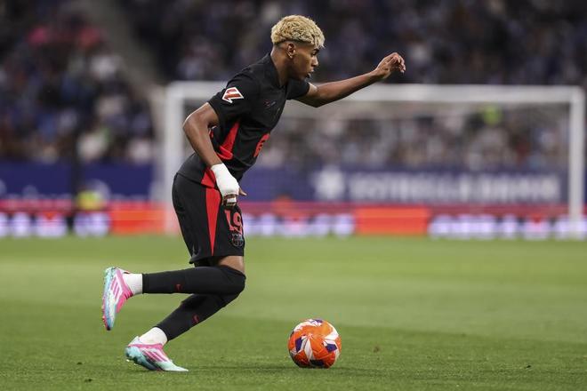 贡萨洛-加西亚打进世界波后，姆巴佩在看台上站起来为其鼓掌