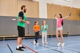 东契奇30+10助攻詹姆斯砍30分，湖人客场111-103力克鹈鹕